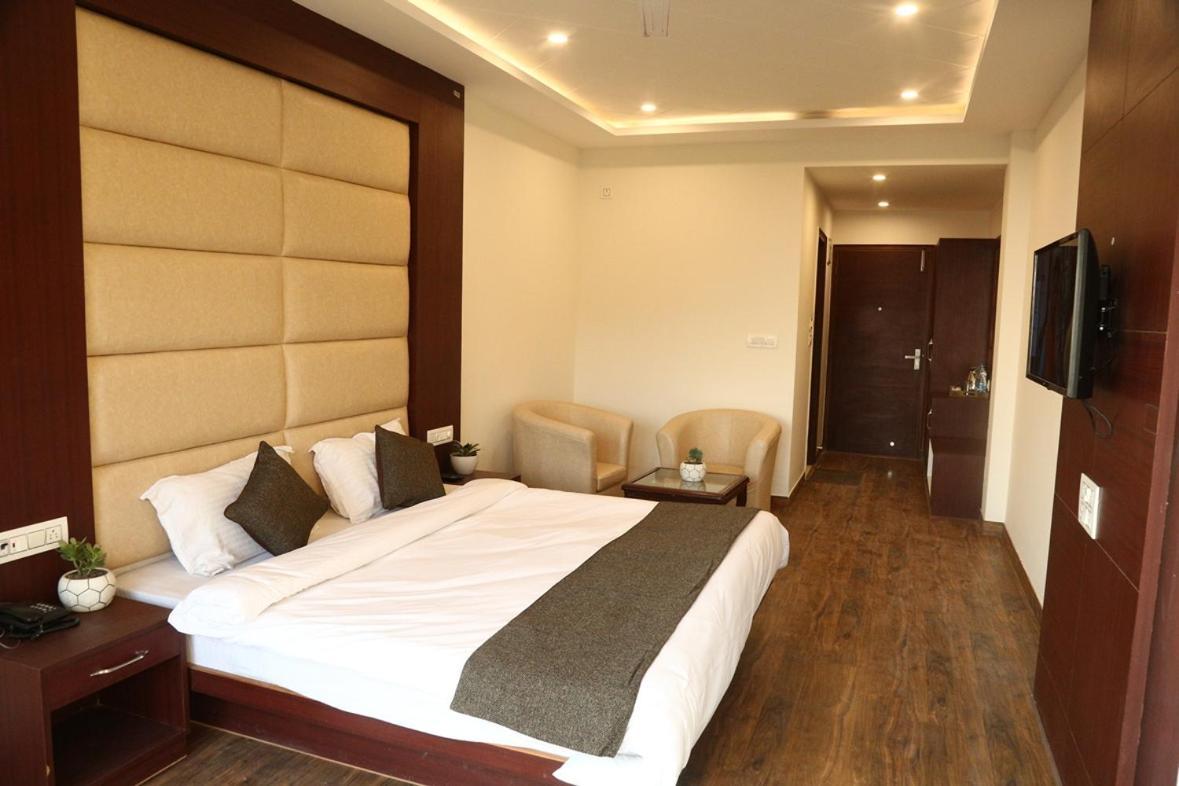 Shining Hills Hotell Mussoorie Exteriör bild